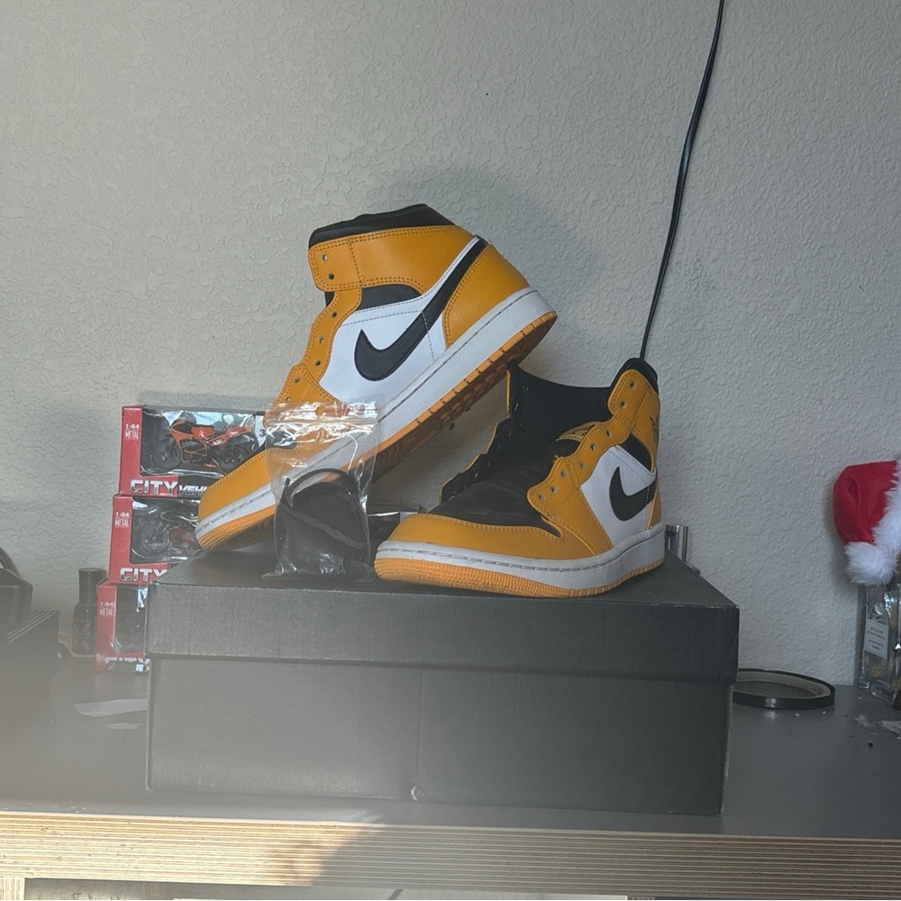 Air Jordan 1 Mid Taxi Size 9.5 in Mens